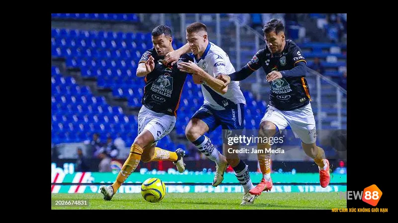 Hình ảnh trận đấu giữa Puebla và Pachuca với cầu thủ Puebla tiến tới khung thành đối…