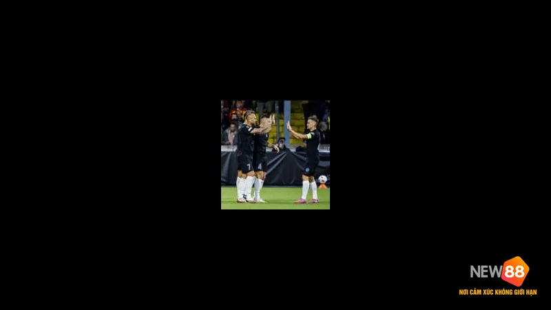 Hậu vệ Panathinaikos dũng cảm ngăn chặn cầu thủ G.A. Eagles tấn công.