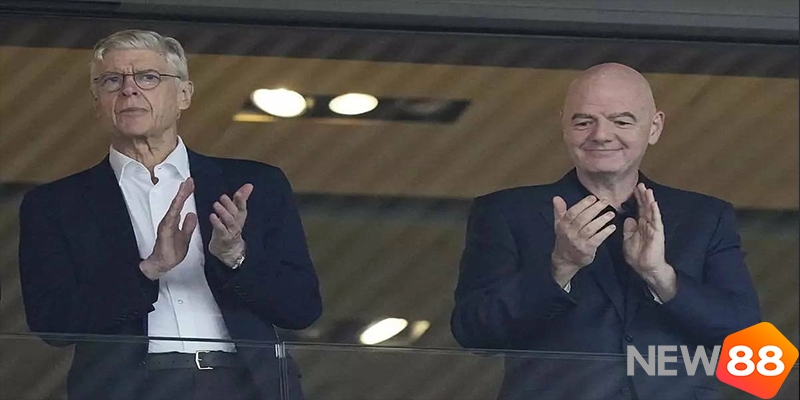 Wenger và Chủ tịch FIFA Gianni Infantino