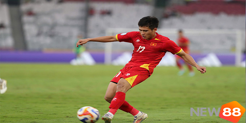 Nguyễn Phi Hoàng ghi dấu ấn bên hành lang trái